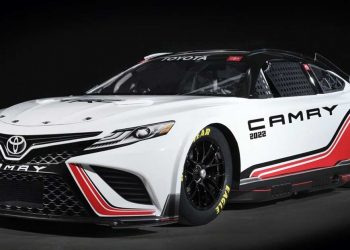 Toyota Camry 化身 NASCAR 赛车！改用 5.7L V8 赛车引擎，马力直逼 670Hp！