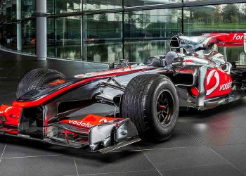 F1 赛车公开出售！McLaren MP4-25A F1 冠军赛车开价 RM28,996,100！你也可以成为 F1 车手！