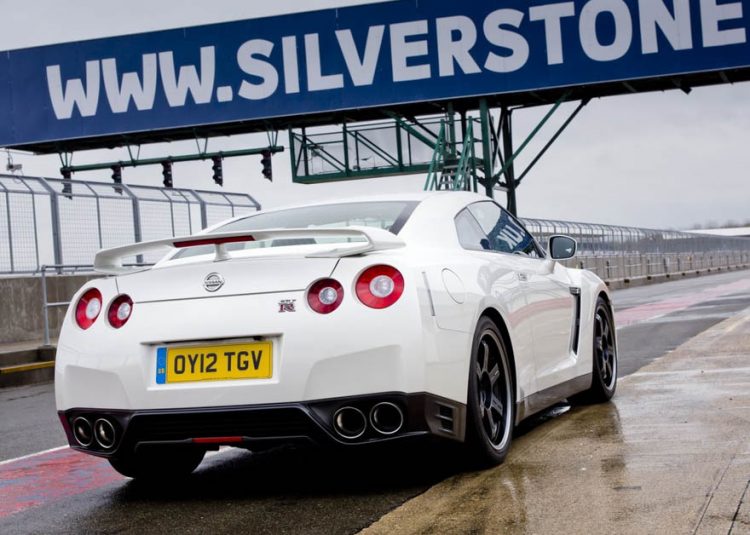入手 Nissan GT-R R35 需要准备多少钱？而东瀛战神 GT-R R35 养起来到底有多贵？ - AUTO123