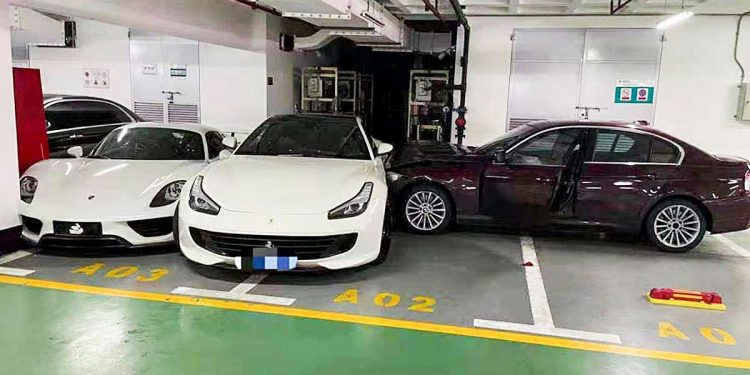 2000万的“天价事故”！女司机连撞 Ferrari GTC4Lusso 与 Porsche 918 顶级超跑！