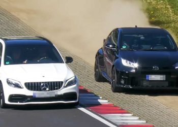 Toyota GR Yaris 表示：“逼我上砂石路展现 WRC 拉力魂”！暴力鸭赛道极限超车，AMG 措手不及！