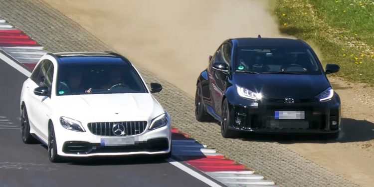 Toyota GR Yaris 表示：“逼我上砂石路展现 WRC 拉力魂”！暴力鸭赛道极限超车，AMG 措手不及！