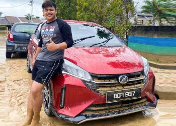 大马水灾：2022 Perodua Myvi 新车落地就惨遇水灾，车主“开心”面对，与爱车合照做纪念！
