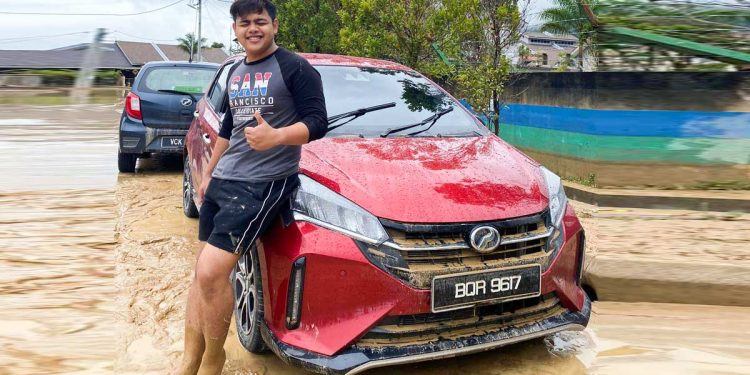 大马水灾:2022 Perodua Myvi 新车落地就惨遇水灾,车主“开心”面对,与爱车合照做纪念!