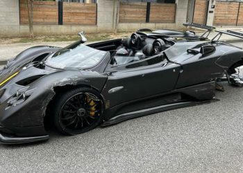 这一撞 RM76,300,000 没了！全球限量 3 辆的 Pagani Zonda HP Barchetta 失控撞毁，车主损失惨重！