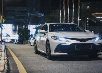 等车期要 2 年！经销商透露 2022 Toyota Camry 因销量好 + 货源不足，所以等车期长达 2 年，Camry 地位果然强！
