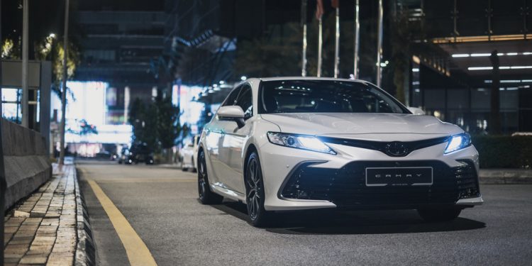 等车期要 2 年!经销商透露 2022 Toyota Camry 因销量好 + 货源不足,所以等车期长达 2 年,Camry 地位果然强!