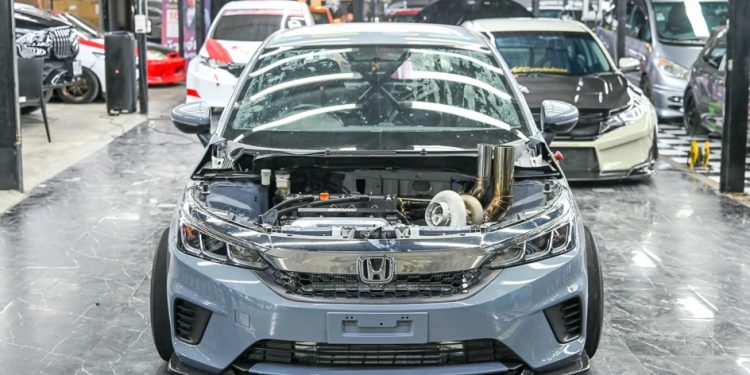 马力超过 1100Hp！Honda City Hatchback 改装移植 VTEC Turbo 引擎 + AWD 全驱系统，变身直线加速钢炮！