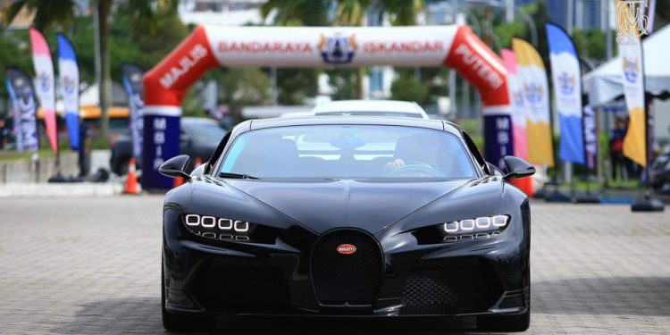 Johor 王储(TMJ)开车价约 RM17,000,000 的 Bugatti Chiron SuperSport 新超跑出席公开活动!成为全场焦点!