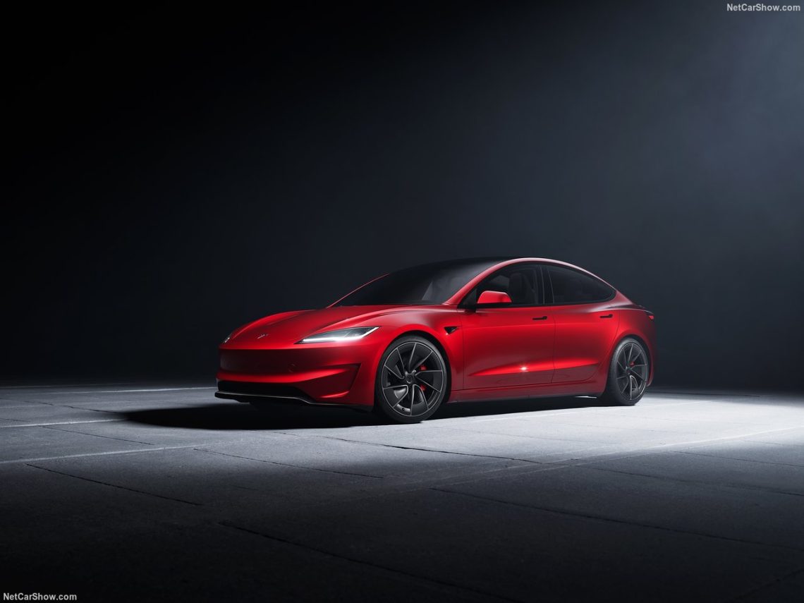 Tesla Model 3 我国发布！马力 460PS、续航 830KM，全系换上 16 寸中控屏＋2.2kW V2L 功能+黑顶配色 ...